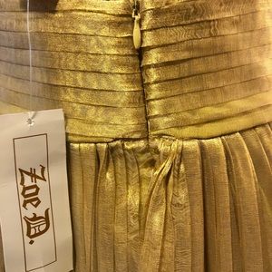 Zoe D fully lined gold pleated flare skirt